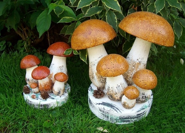 Как сделать садовые фигуры грибов из монтажной пены?